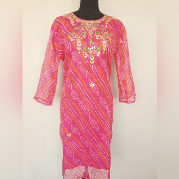 Bandhani kurta with gota work on neck - Picture 2 of 2